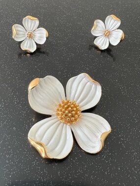 white enamel Dogwood flower pieces from Crown Trifari brooch and earrings set